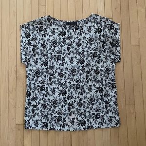 Black & White Floral Short Sleeve Women’s Dress Shirt (T Shirt) Size 34